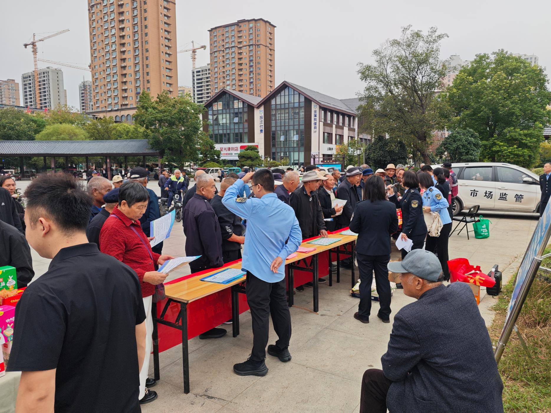 尚德守法 共享食安，山东兰陵县食药安办开展食品安全宣传周系列活动